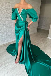 Erstaunliches langes grünes schulterfreies A-Linien-Ballkleid mit Schlitz